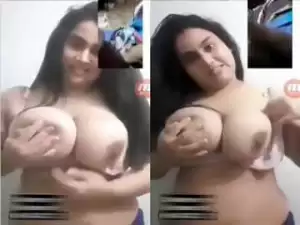 Today Exclusive- Sexy Desi Girl Showing her Big Boobs