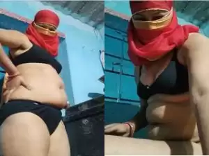 Today Exclusive- Desi Bhabhi Showing her Boobs and Pussy part 1