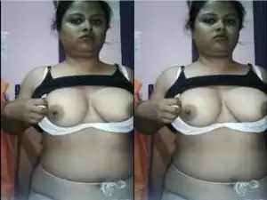Today Exclusive- Desi Girl Showing Her boobs and Pussy