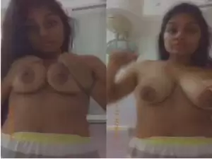 Today Exclusive- Sexy Desi Girl Showing Her Big Boobs