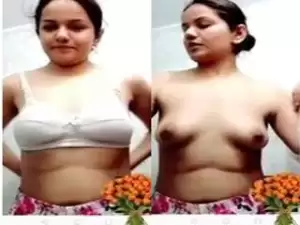Today Exclusive- Desi Girl Showing Her Boobs and Pussy