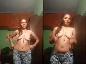 Today Exclusive- Desi Bhabhi Showing Her Boobs