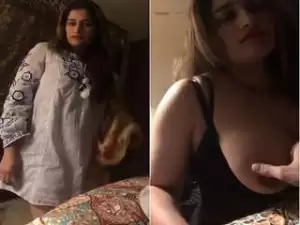 Today Exclusive- Sexy NRI Paki Wife Showing Her Boobs To Hubby