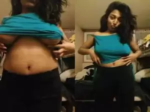 Today Exclusive- Sexy Desi Girl Showing Her Boobs