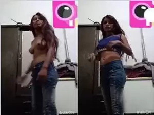 Today Exclusive- Desi Girl Showing her Boobs