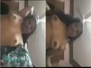 Today Exclusive- Sexy Lankan Wife Showing Her Nude Body On Video Call