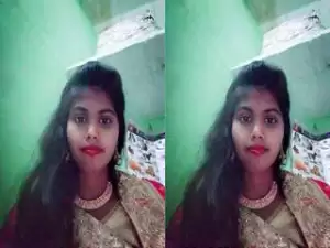 Today Exclusive- Desi Village Girl Showing Her Boobs Part 3