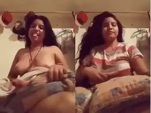 Today Exclusive- Sexy Desi girl Showing Her Boobs