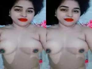 Today Exclusive- Sexy Desi Girl Showing her Boobs