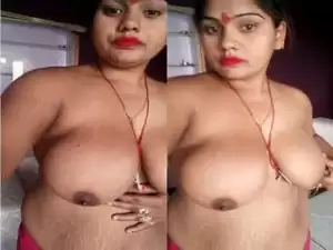 Today Exclusive- Bhabhi Showing her Big Boobs