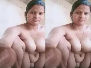 Today Exclusive- Desi Bhabhi Record Her Bathing Video For Lover