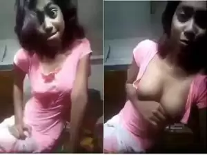 Today Exclusive- Desi Girl Showing Her Boobs