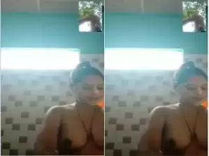 Today Exclusive- Desi Girl Showing Her Bathing on Video Call