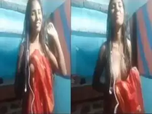 Today Exclusive- Desi Girl Showing Her Boobs