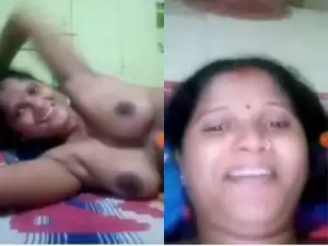 Today Exclusive- Sexy Desi Bhabhi Showing Her Big Boobs