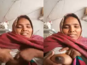 Today Exclusive- Desi Bhabhi Showing boobs with Hindi Talking