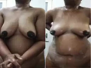 Today Exclusive- Desi Girl Showing her Boobs and Pussy