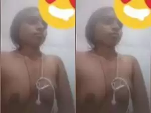 Today Exclusive- Desi Gf Showing her Boobs and Pussy On Video Call
