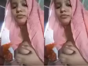 Today Exclusive- Desi Girl Showing Her Boobs