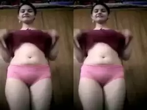 Today Exclusive- Sexy Desi Girl Showing Her Boobs