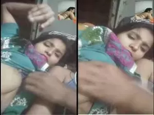 Today Exclusive- Desi Cpl Show Boob To Friends On Video Call part 1