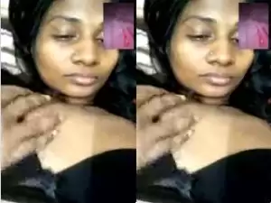 Today Exclusive- Desi Girl Showing Her Boobs