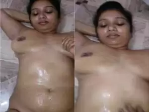 Today Exclusive- Sexy Bhabhi Oil Massage