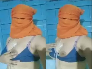 Today Exclusive- Desi Girl Showing her Boobs