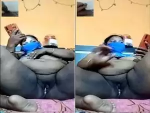 Today Exclusive-Desi Bhabhi Showing Her boobs and Pussy