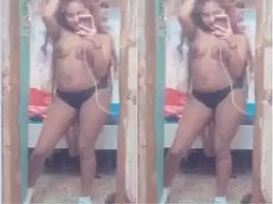 Today Exclusive- Hot Lankan Girl Record Selfie For Lover