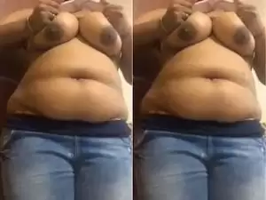 Today Exclusive- Desi Girl Showing Her Boobs