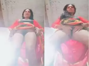 Today Exclusive- Desi Village Bhabhi Showing Her Boobs and Pussy
