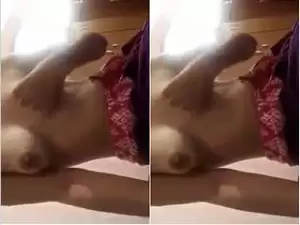 Today Exclusive- Desi Girl Showing Her Boobs