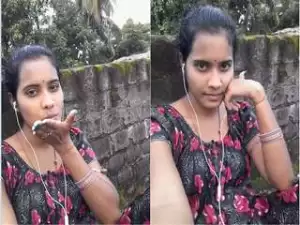 Today Exclusive- Sexy Odia Bhabhi Showing Her Boobs