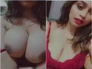 Today Exclusive- Sexy Desi girl Showing Her Boobs