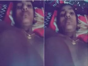 Today Exclusive-  Hot Desi Girl Showing Boobs