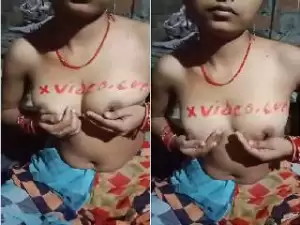 Today Exclusive- Bhabhi Showing Her Boobs