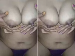 Today Exclusive- Bhabhi Showing Her Big Boobs