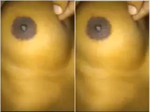 Today Exclusive- Desi Girl Showing Her Boobs