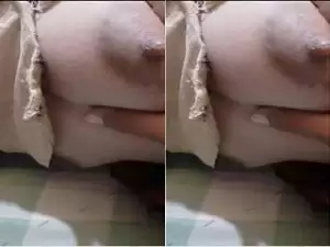 Today Exclusive- Desi Bhabhi Showing Her Boobs On Video Call