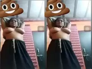 Today Exclusive- Desi Girl Showing Her Boobs