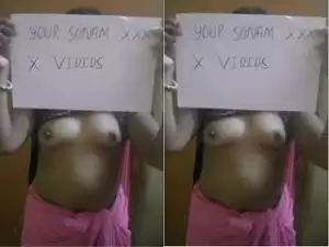 Today Exclusive- Desi Bhabhi Showing Her Boobs