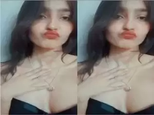Today Exclusive- Sexy Desi girl Showing Boobs