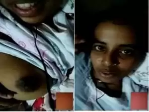 Today Exclusive- Desi Girl Showing her Boobs