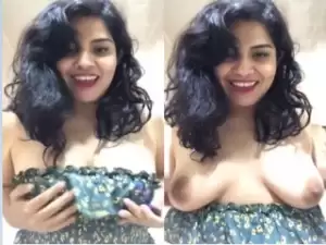 Hot look Indian Girl Showing Her Big Boobs
