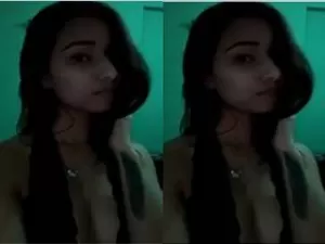 Today Exclusive-Desi Girl Showing Her Boobs