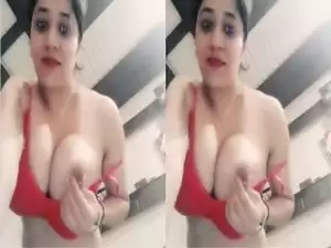 Today Exclusive-Sexy Desi Girl Showing Her Boobs