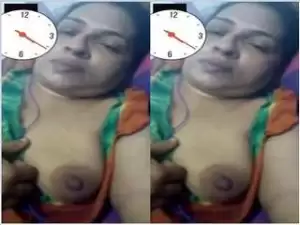 Today Exclusive- Desi Bhabhi Showing her Boobs