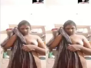 Today Exclusive-Horny Desi Girl Showing her Boobs and Pussy On Video Call
