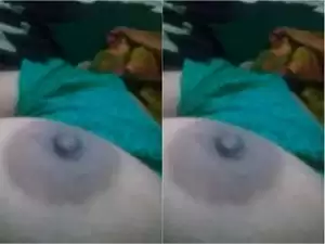 Today Exclusive-Desi Bhabhi Showing Her Boobs